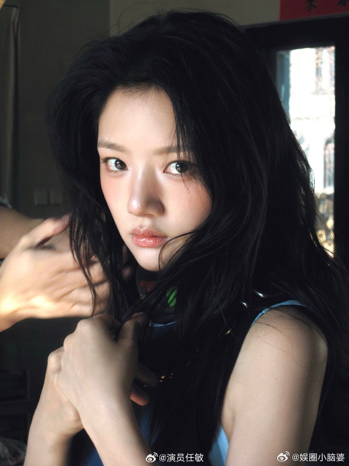 任敏探头那一下任敏扛住行车记录仪镜头活人感美女天花板！任敏这自然不做作的探头，连