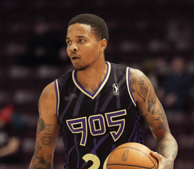 富尔茨G联赛全场13中7，三分3中1得到17分3篮板7助攻1抢断