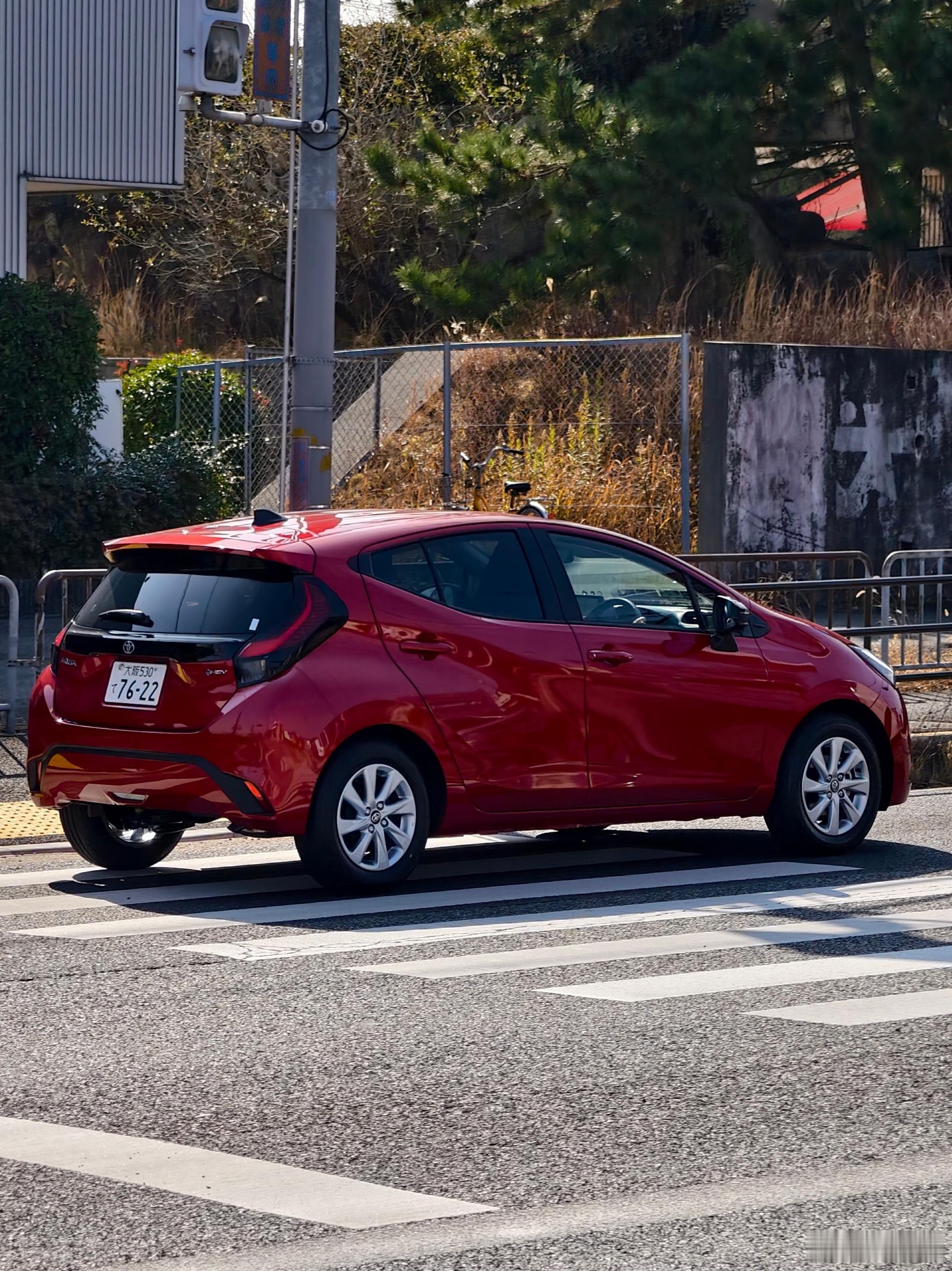 型车街拍丰田Aqua，可以理解为雅力士的混动精装版。小改款前脸换成类似普锐斯的贯