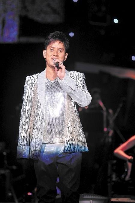 为什么说谭咏麟是一位最接地气的超级明星呢？

很多人的理解明星都是天上那么高的，