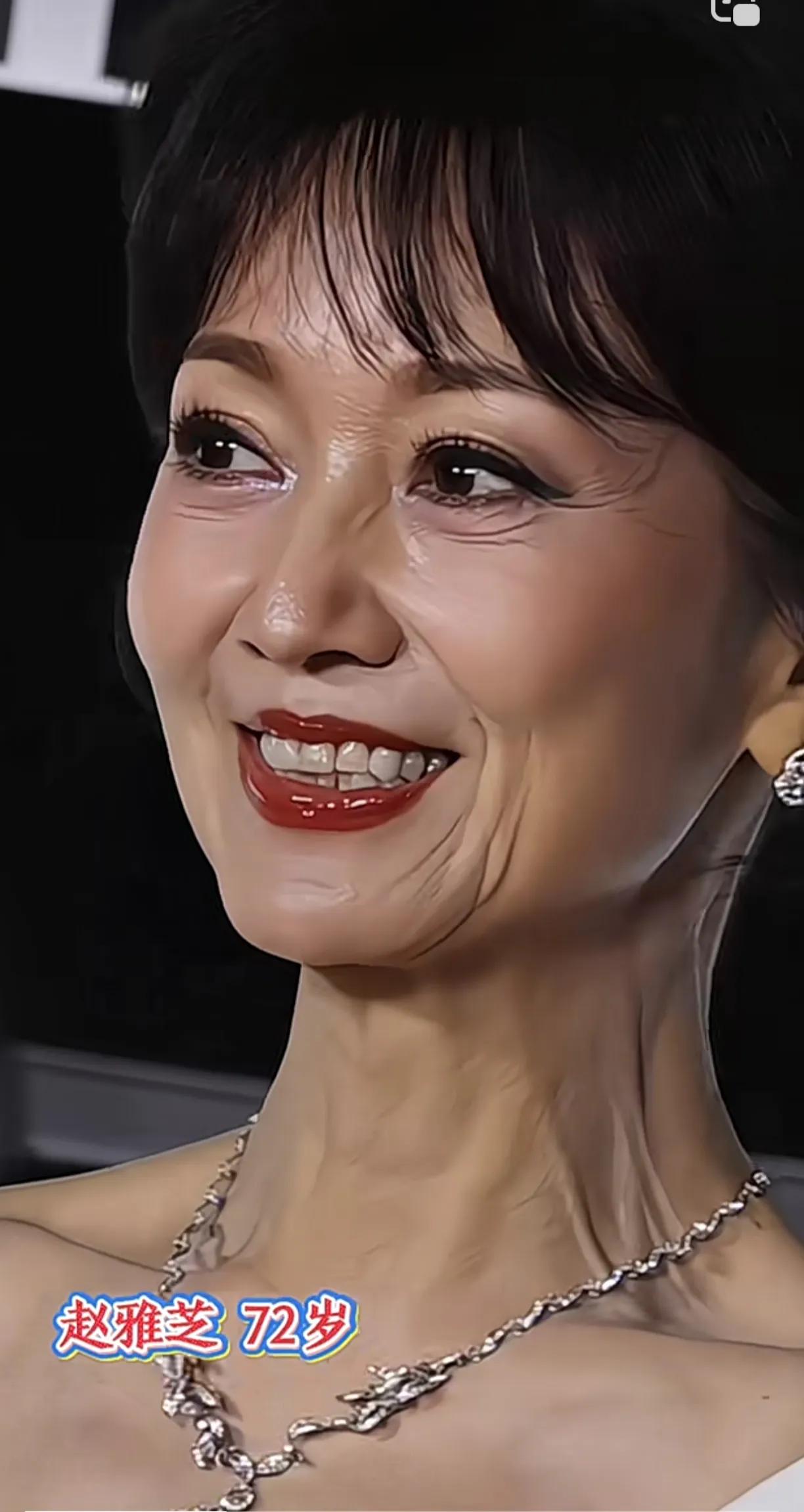 这才是真实的她们吧。
赵雅跟刘晓庆的真实面貌，虽然老了，但是气质优雅。