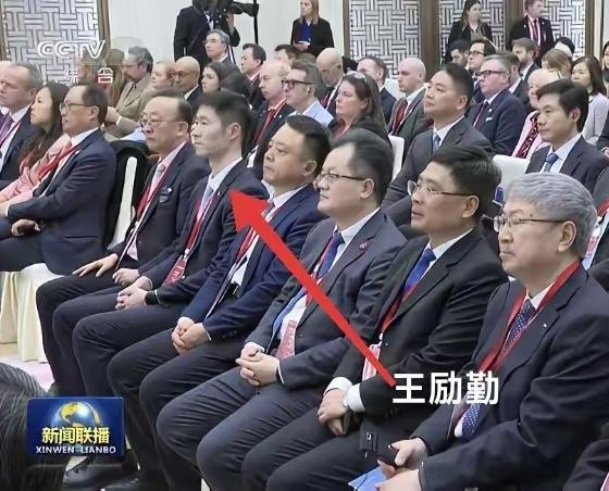 王励勤登上新闻联播，现场参加中英经贸论坛，与商界龙头企业大佬同框。
王励勤之所以