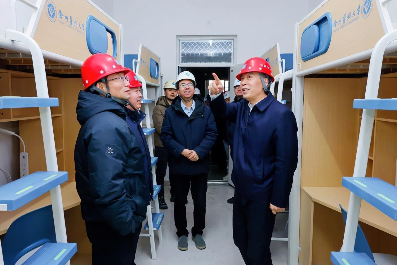 2月9日上午，徐州医科大学领导祝木伟、徐海波、孙志明一行深入西校区新建学生宿舍楼