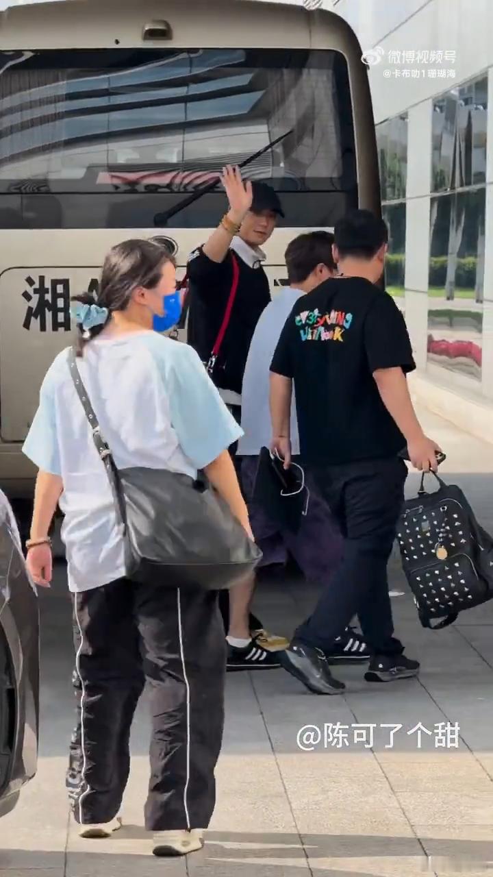 黄子韬徐艺洋孩子事件后首露面黄子韬徐艺洋孩子事件后首露面状态身正不怕影子斜 两人
