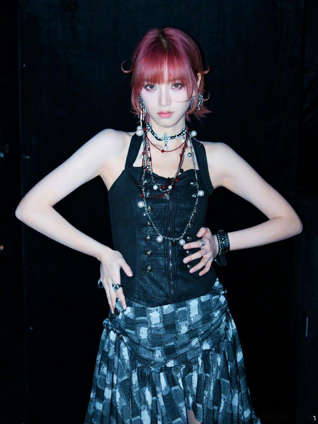 黄灿灿篇章朋克造型黄灿灿黑裙链条朋克风黄灿灿朋克造型，甜酷女孩 