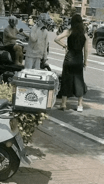 没吃过亏的，就是她这样！成都宝马姐，被一耳光打掉帽子，你问问她还敢不敢随意出手打