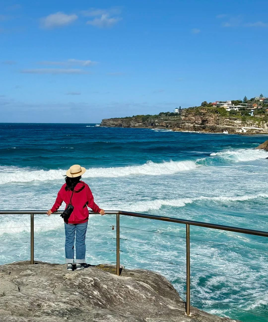 去年才去了悉尼的邦迪海滩游玩，没想到今年就出了这样的事，令人震惊难过。

邦迪海