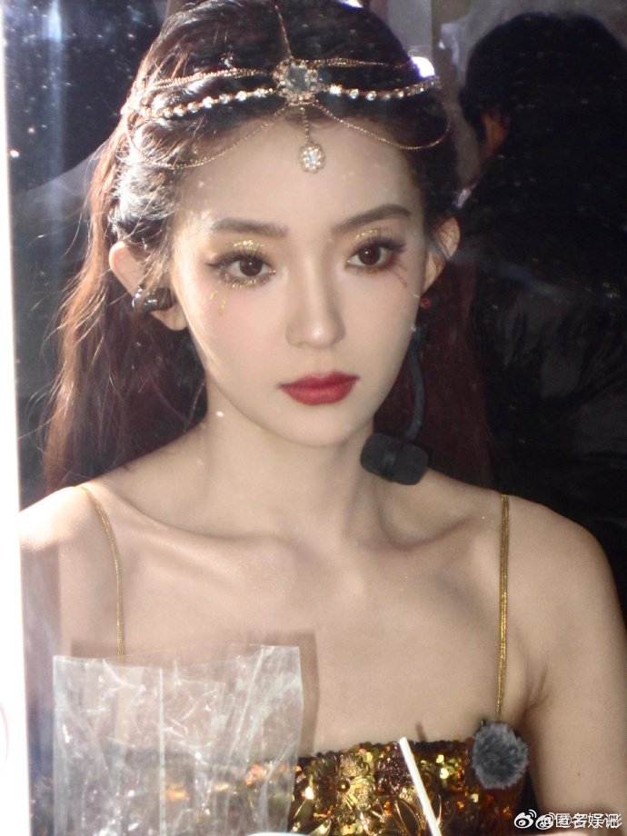 罗予彤晒舞娘怼脸花絮照乘风2025罗予彤晒的舞娘造型怼脸照，异域风情美到极致，完