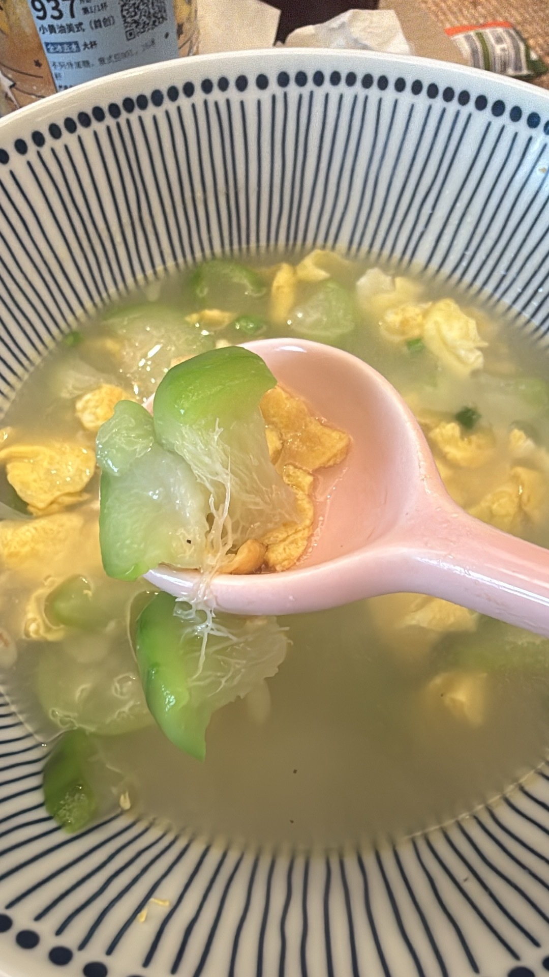 美美煮了一碗丝瓜汤降火煮完发现有丝瓜瓤 不舍得我的鸡蛋 想硬着头皮吃吃到嘴里跟吃
