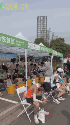 世界不需要更多完美的人，需要更多真实的人。 ——维吉尼亚·萨提亚泰粉们，晚安[干