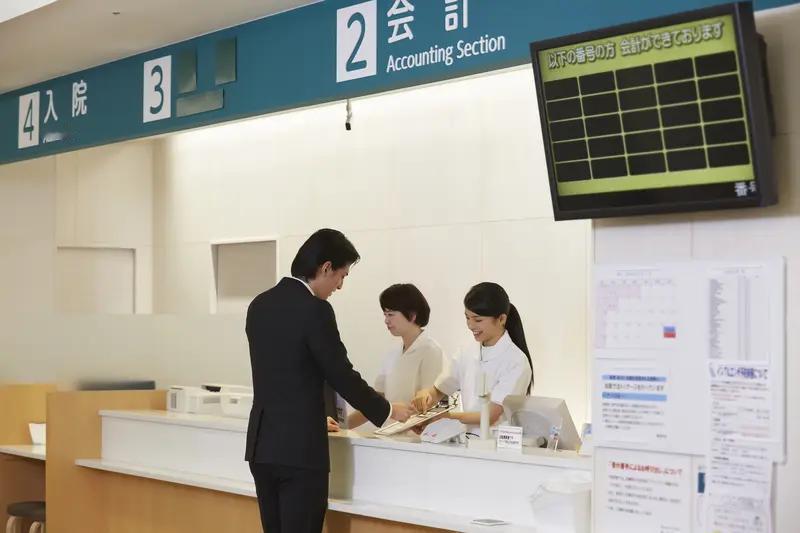 在日本看病，挂号费就不便宜，
普通门诊挂号费大概在 3000 - 5000 日元