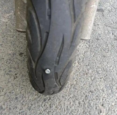 劝你一句：电动车补胎千万别打自补液，谁用谁后悔❗
 
骑电动车的朋友注意了，车胎