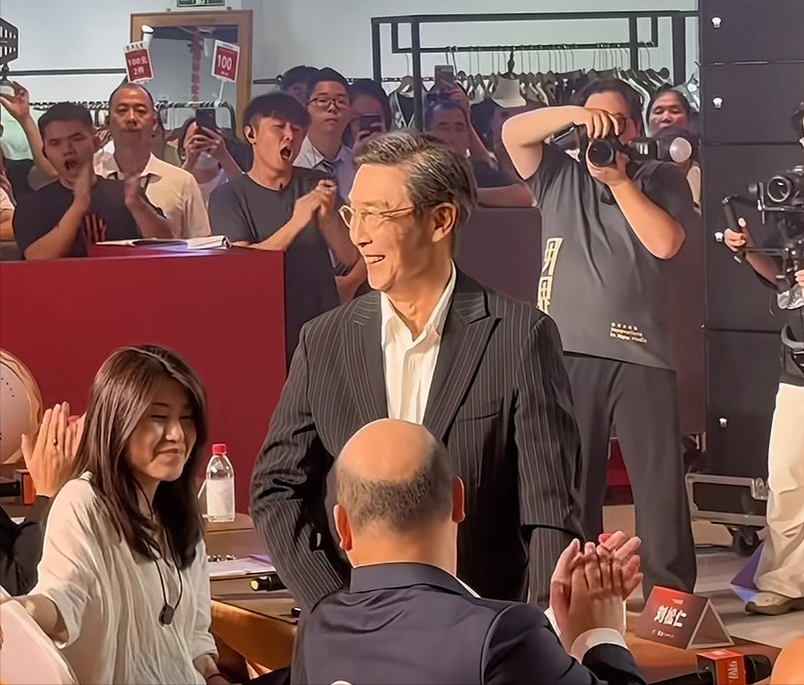 76岁“总舵主”刘松仁广东出席活动，全程需要人搀扶，一只手非常不自然，走路也有困