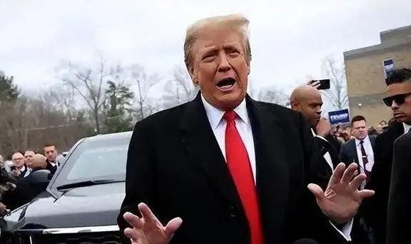 现在世界到底有没有人能治了特朗普？联合国能治吗？不能，他连会费都不交，联合国能奈