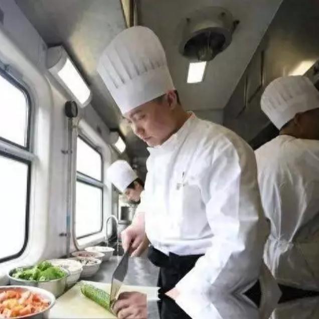 火车明明有盒饭，为啥好多人饿着也不买？老乘务员说出内情
 
坐火车时总能看见怪事