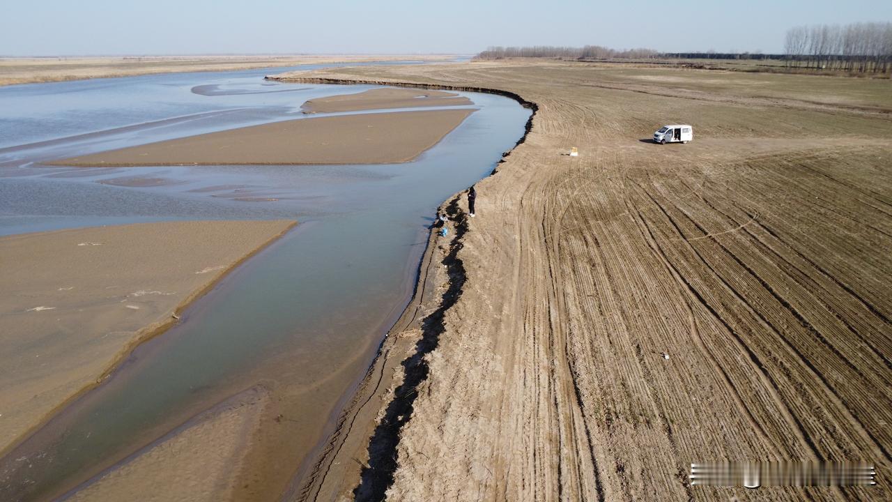 田野探险真的太让人着迷了！踏入田野，宁静瞬间包裹全身，青山绿水环绕，好似投入大自