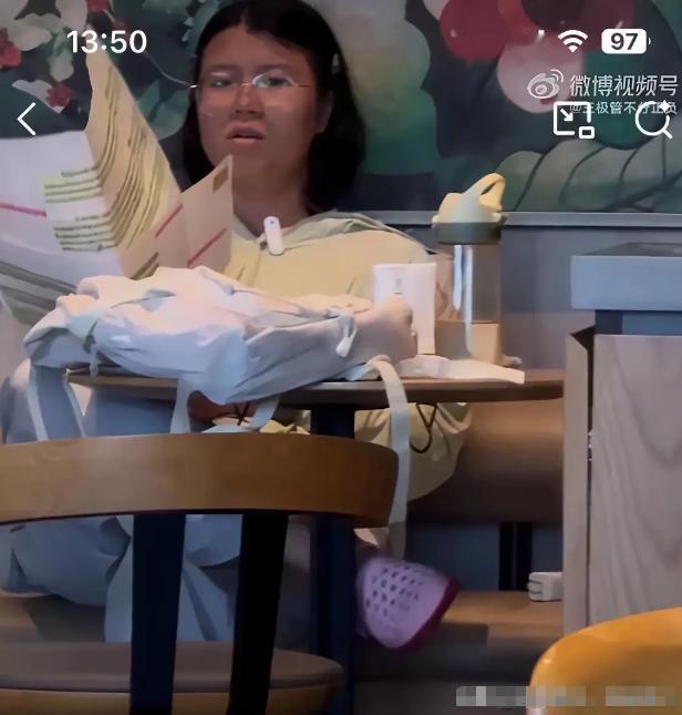 星巴克那姑娘被全网喷，不是因为她在备考，也不是因为她穷得点不起一杯拿铁，纯粹是她