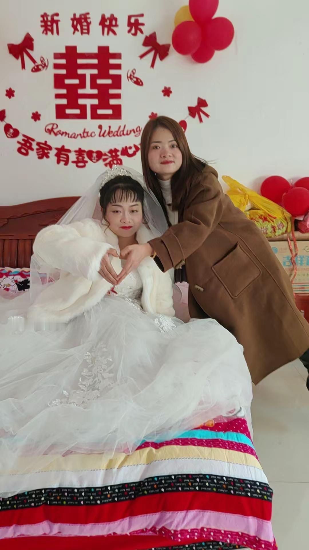 。和漂亮妹妹一起乐一个哦！