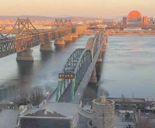 [浮云]鸭绿江大桥不过九百多米，江面狭窄，看似很容易就能跨越，可很多人都有个疑问