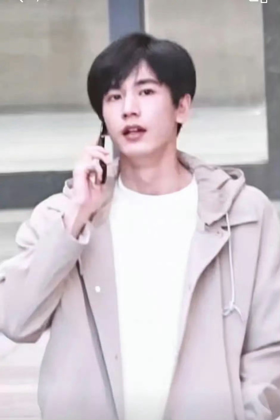 张凌赫这个造型真的有一种上世纪中年男人的感觉 ​​​