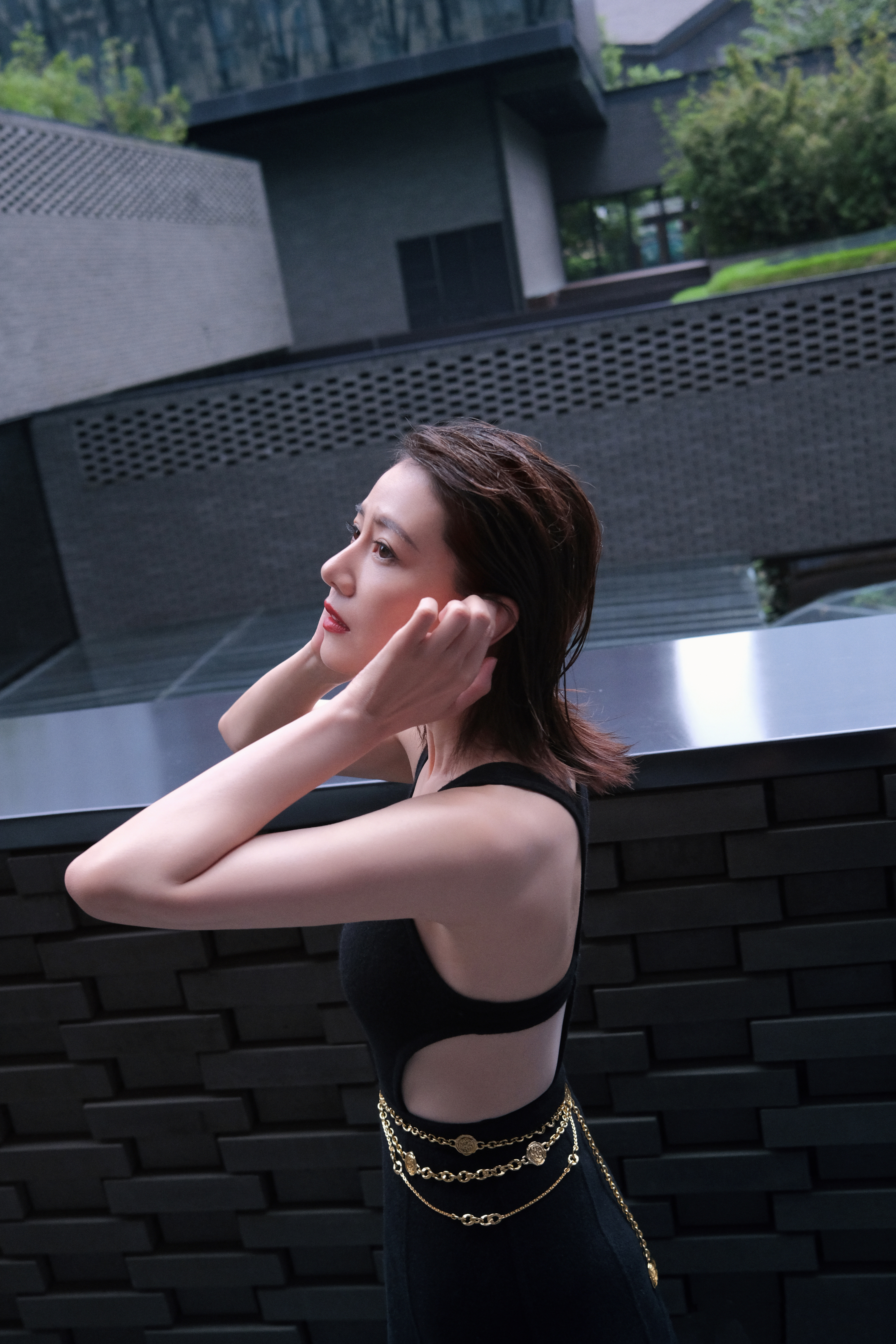 刷到姐姐这组氛围感大片，本来只想美美存图，结果被香港药店宰客的新闻气得手都抖了。