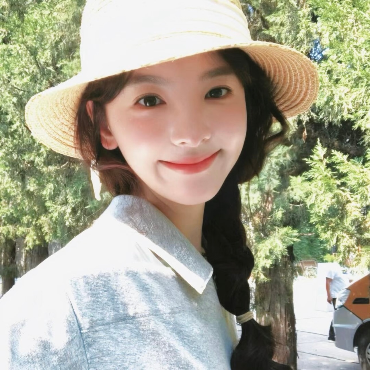 章若楠美照大更新头像大户章若楠上新✨韩国出游随拍，慵懒松弛感拉满，壁纸库存火速补