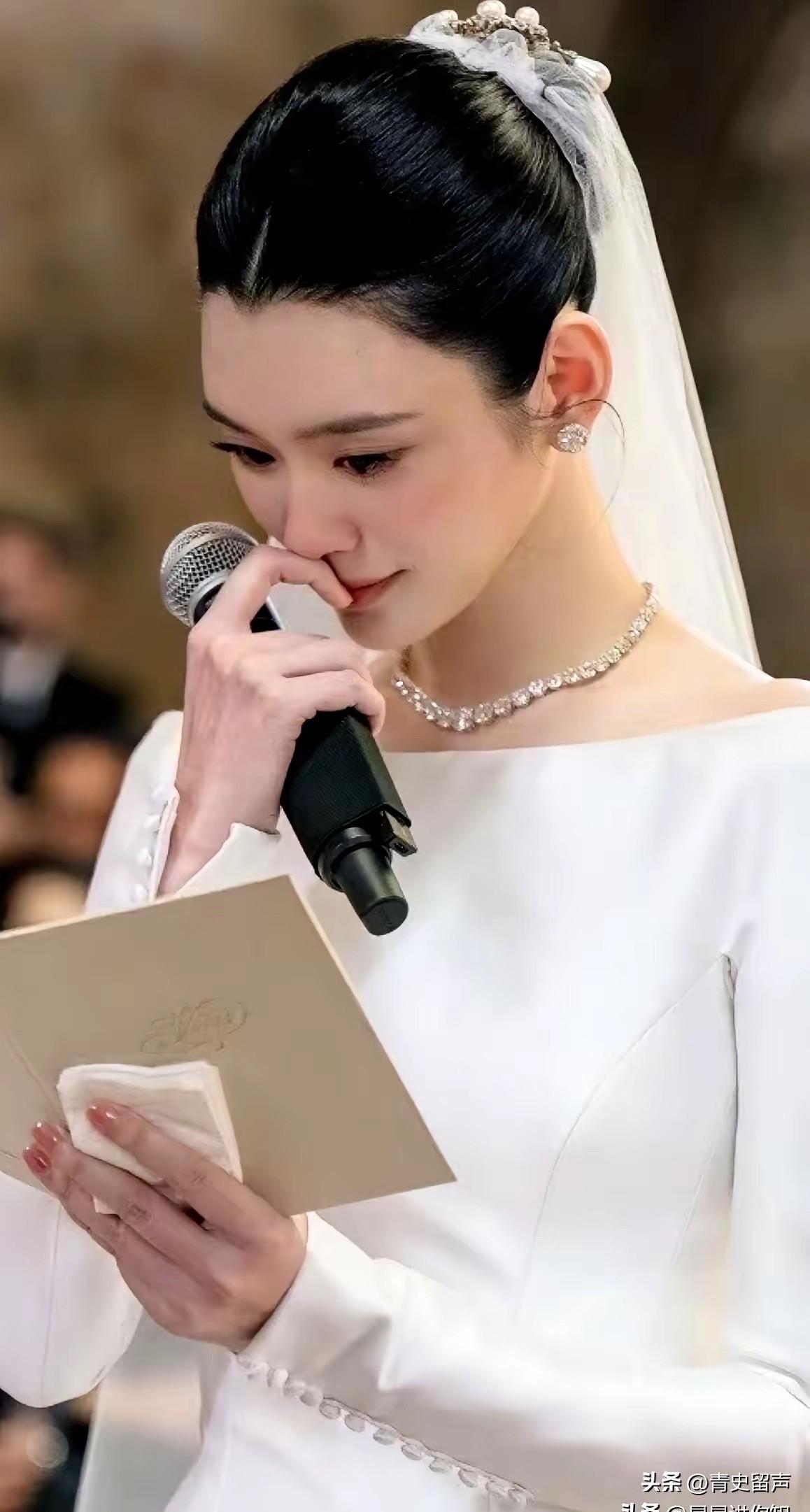 奚梦瑶的审美，真是教科书级别的。
婚礼上，她拒绝染发，没做花里胡哨的美甲，更别提
