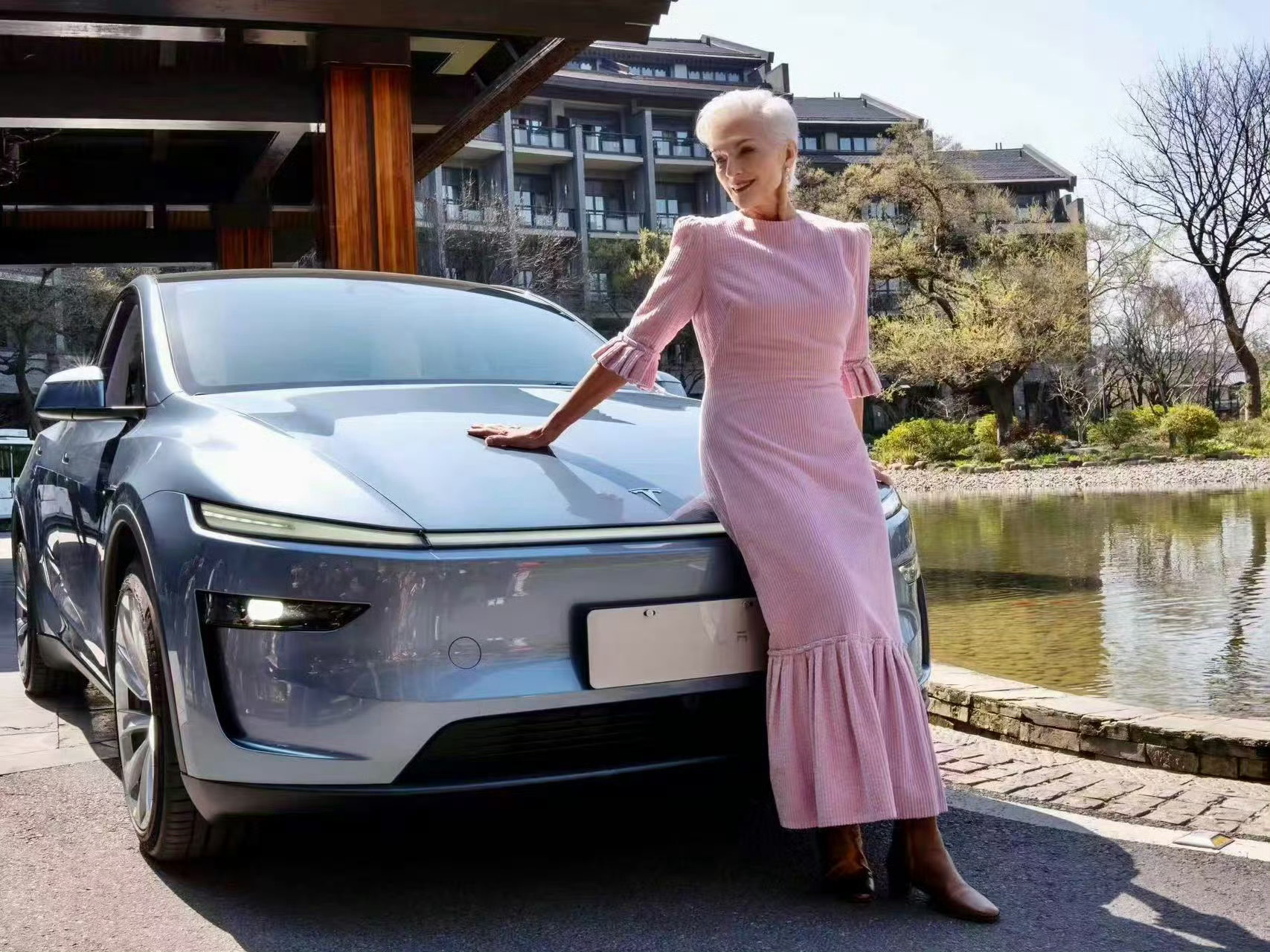 马斯克的母亲梅耶（Maye Musk），体验了儿子做的车——特斯拉焕新Model