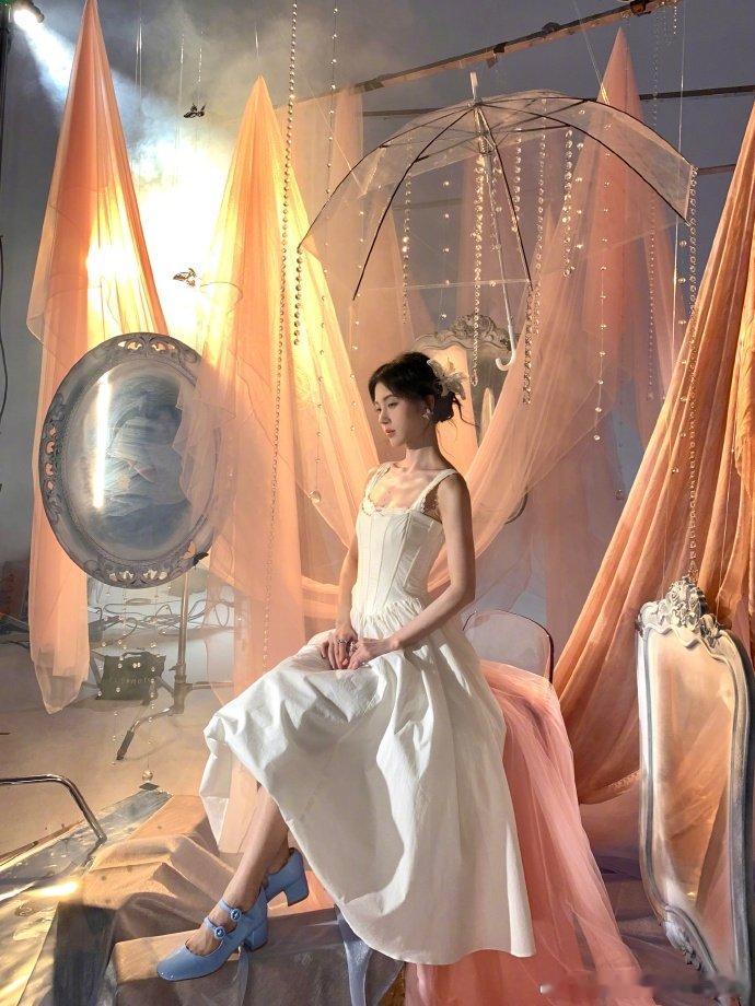 鞠婧祎戴头纱ccd 鞠婧祎白裙ccd和live 戴头纱的鞠婧祎，白裙在 ccd 