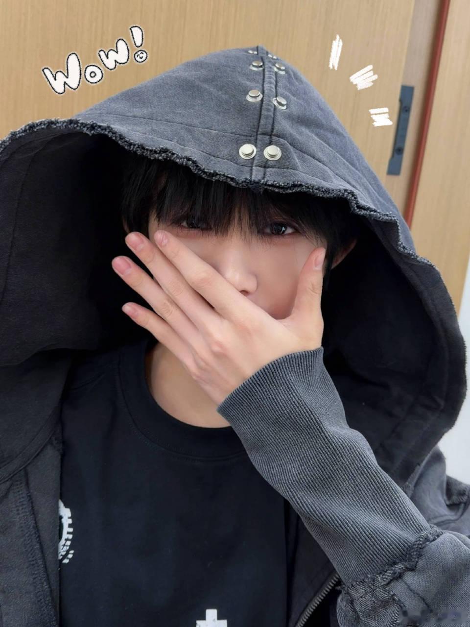 陈奕恒  陈奕恒空降营业，中二少年的pose哈哈 