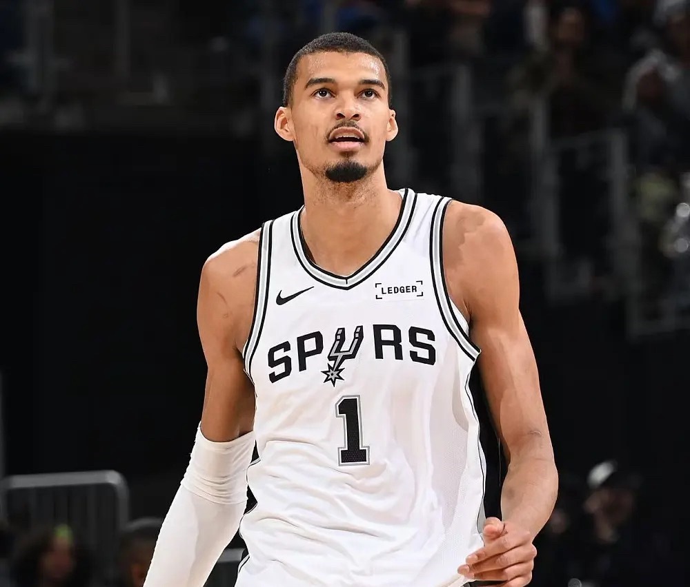 今日NBA西决G7马刺客场力克雷霆，总比分4-3淘汰对手闯进总决赛。文班亚马作为