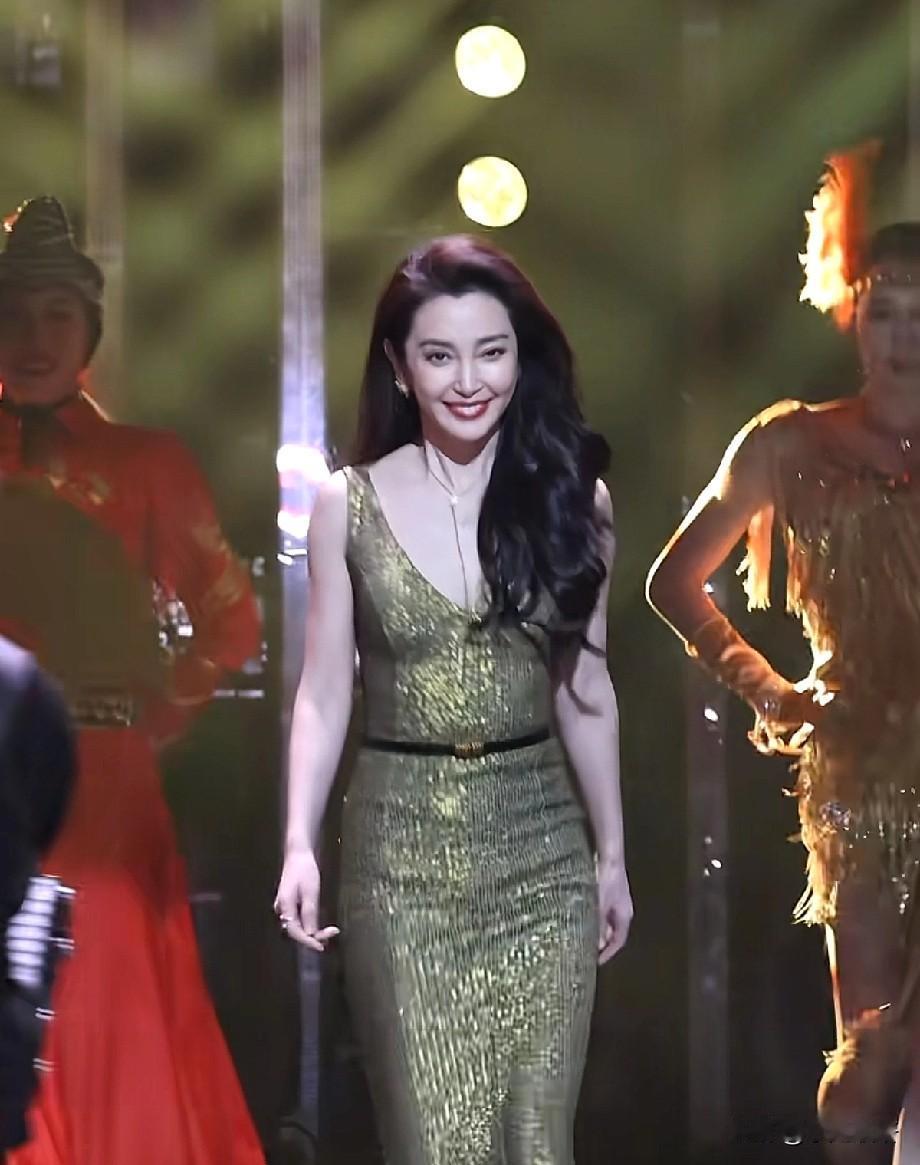 四旦双冰加一舒，熬到最后也算是让她给熬出头了，这个冰姐给人一种很好相处的感觉。5