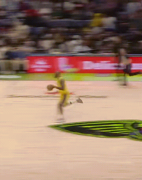 詹姆斯到底是什么物种[笑哭][笑哭]
41岁还能前场断球快攻大风车扣篮
除了比2