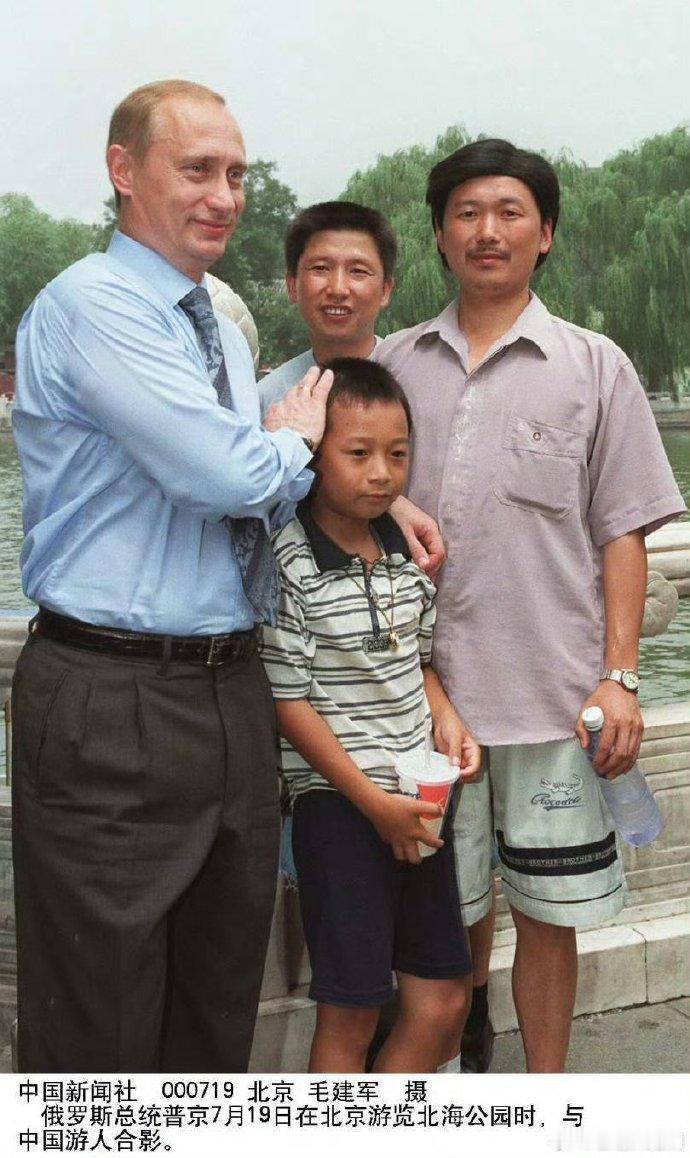 26年前，普京抱起一个小男孩名叫彭湃。26年后，两人再次见面。普京在当年的合照上