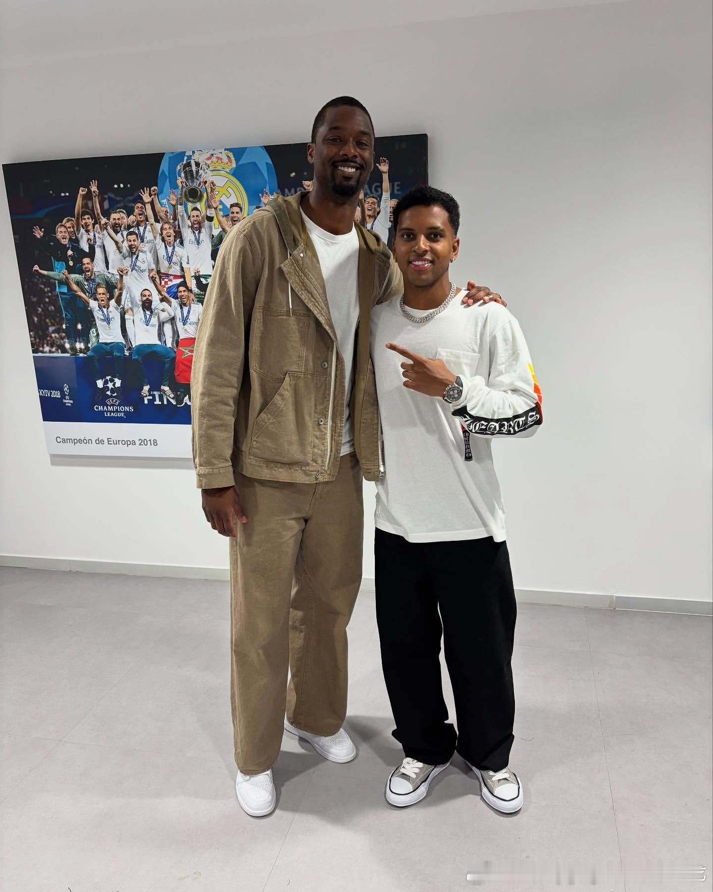 NBA球星哈里森巴恩斯和费尔南多到访伯纳乌罗德里戈 ​​​