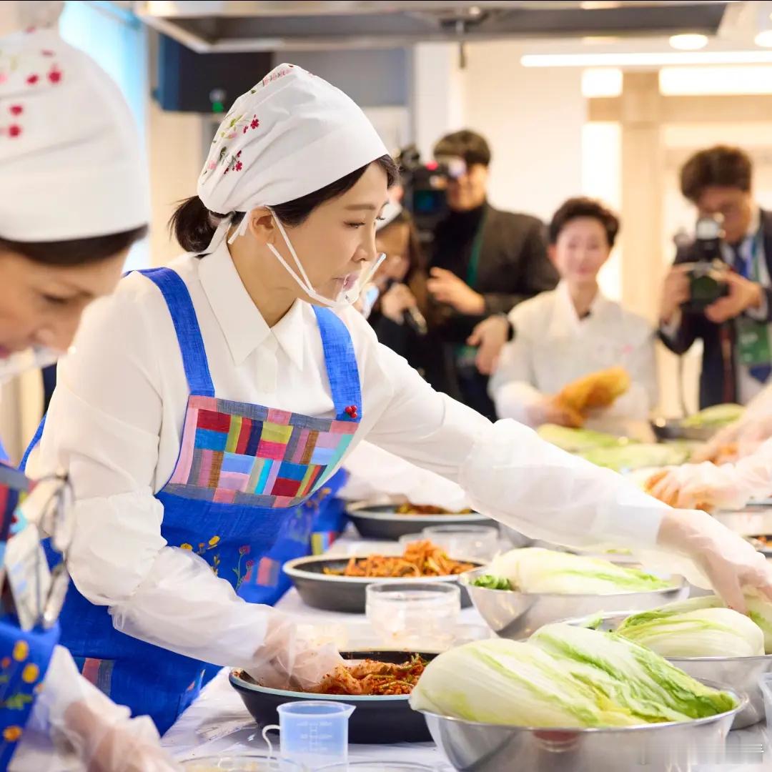 李在明夫人教外交官配偶腌泡菜李在明夫人金惠景女士邀请韩国驻韩大使的配偶们前往北村