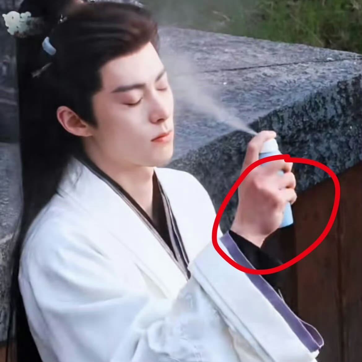 王鹤棣的手怎么了？怎么肿了？ 