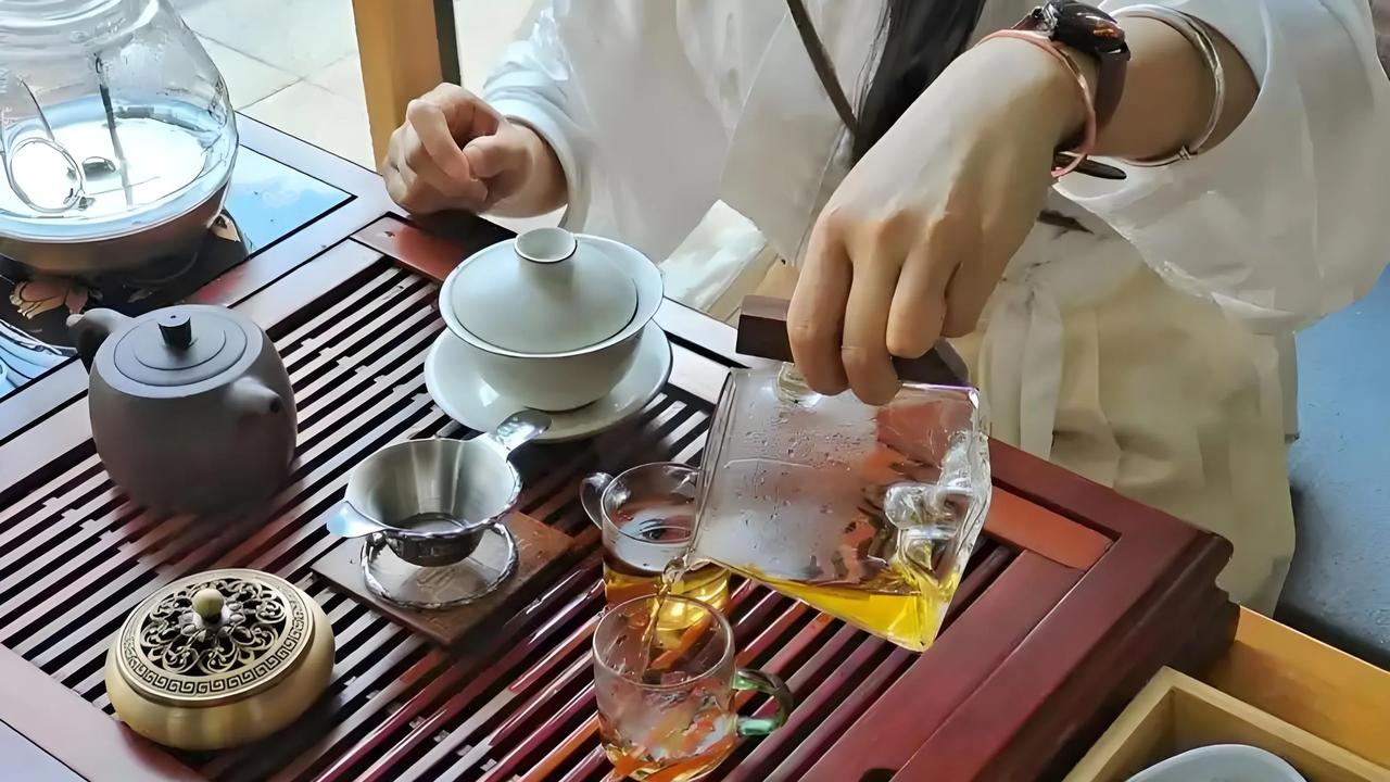 茶：比如绿茶、红茶、乌龙茶等。茶中含有一定的水分，而且茶叶中的成分可以帮助口腔和