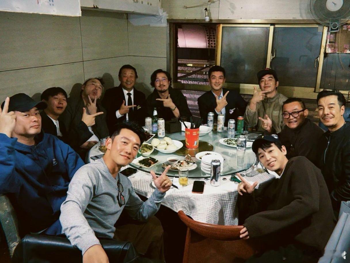 陈赫王传君金世佳同框陈赫、王传君、金世佳三人时隔十余年在上戏80周年校庆中并肩合