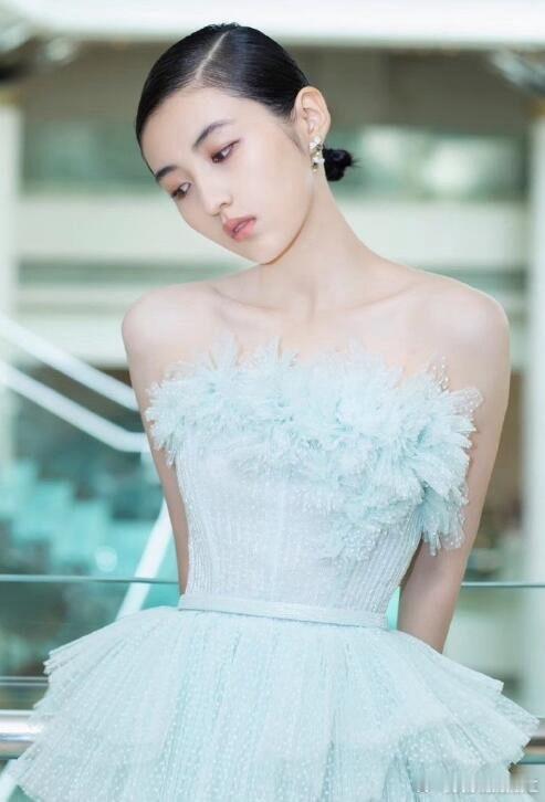 这几位年龄相仿的小花们实力都强，资源也不差。 00后好猛，身为85花粉的我倒吸一