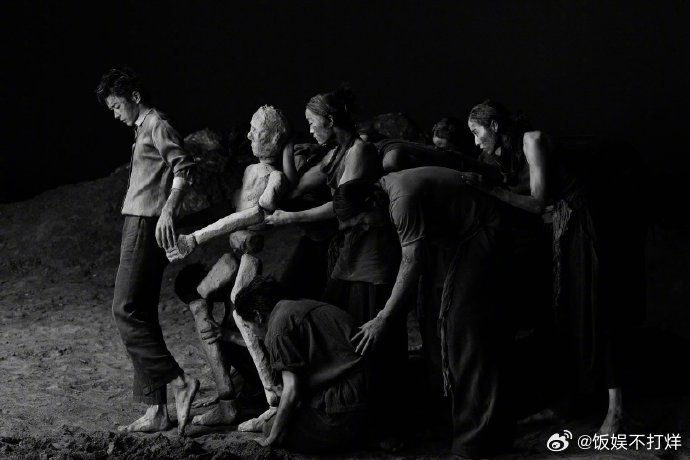 易烊千玺荷兰舞蹈影像节潜息片段易烊千玺潜息视觉张力易烊千玺带着《潜息》登上荷兰舞