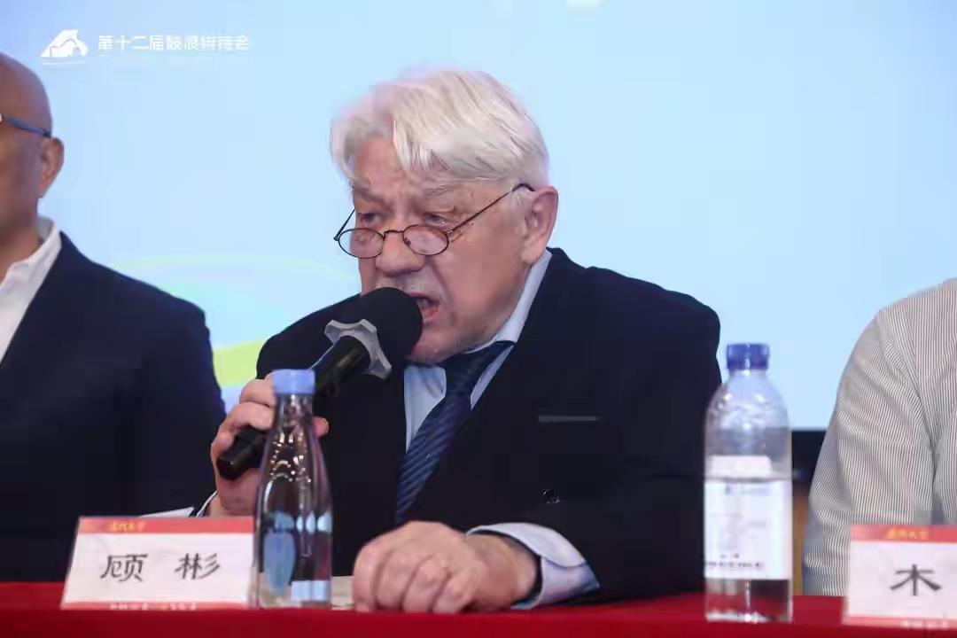 有些所谓文人，一旦自己的文章著作无人问津，就跑到网络上钻空子、找机会。专门拿耸人