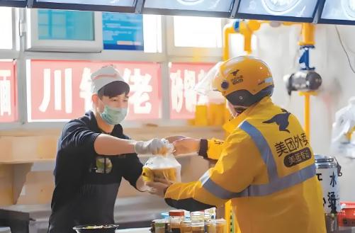 一点都不丢脸，近日，四川遂宁一位公职人员孙先生因下班后兼职送外卖引发热议。

近