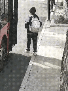 惊爆眼球！公交司机这波暖心操作，直接看哭无数人！
背着书包的女孩刚下车就突然不适