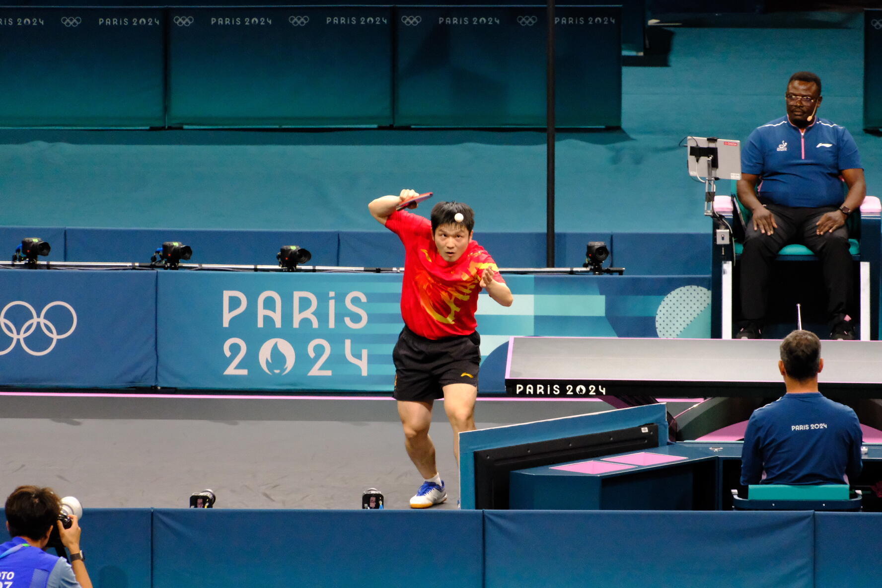 巴黎奥运会赛场上一抹中国红樊振东，帧帧皆入魂。 