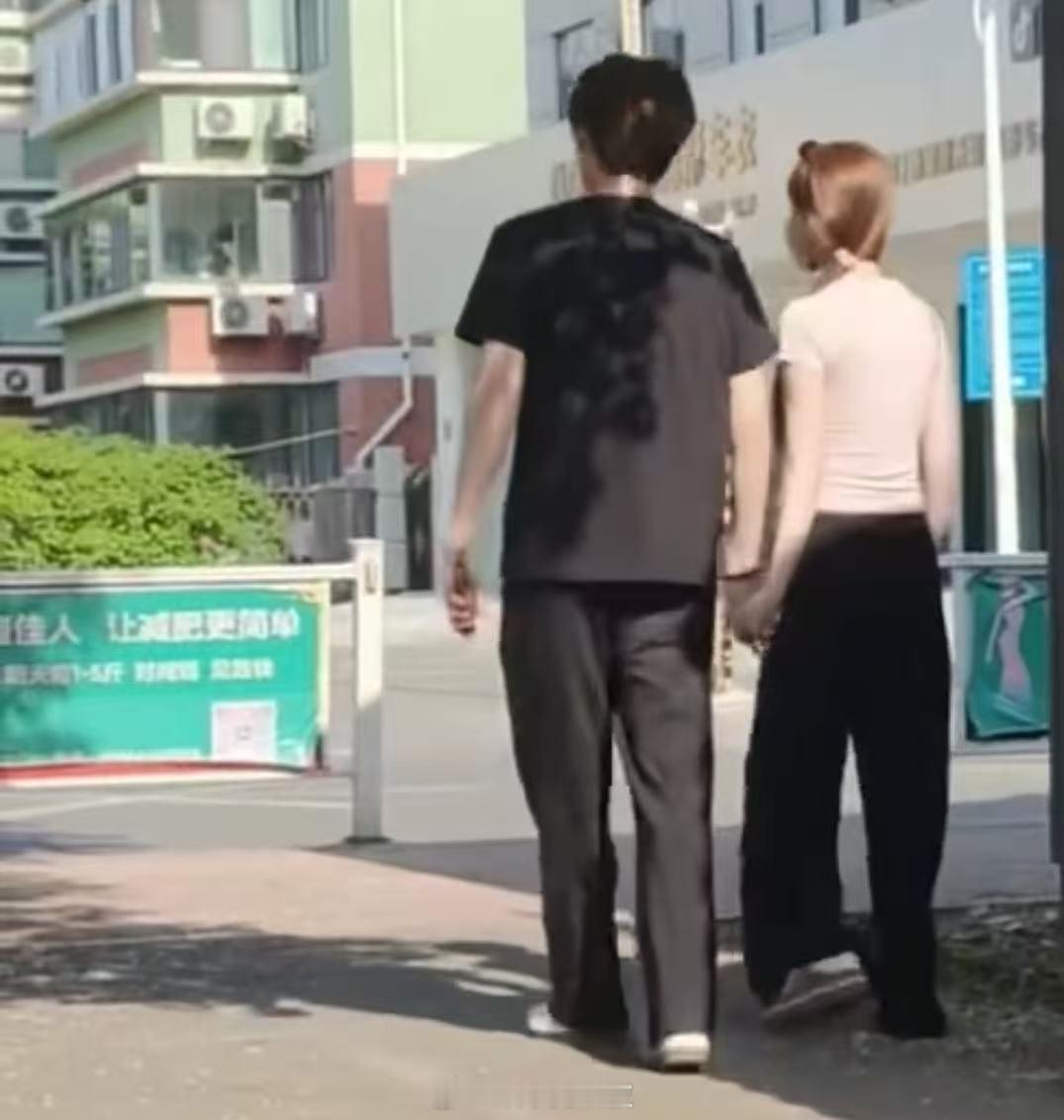 偶遇韩汶栩和女友手牵手山东偶遇韩汶栩和女友手牵手。山东偶遇韩汶栩和女友手牵手