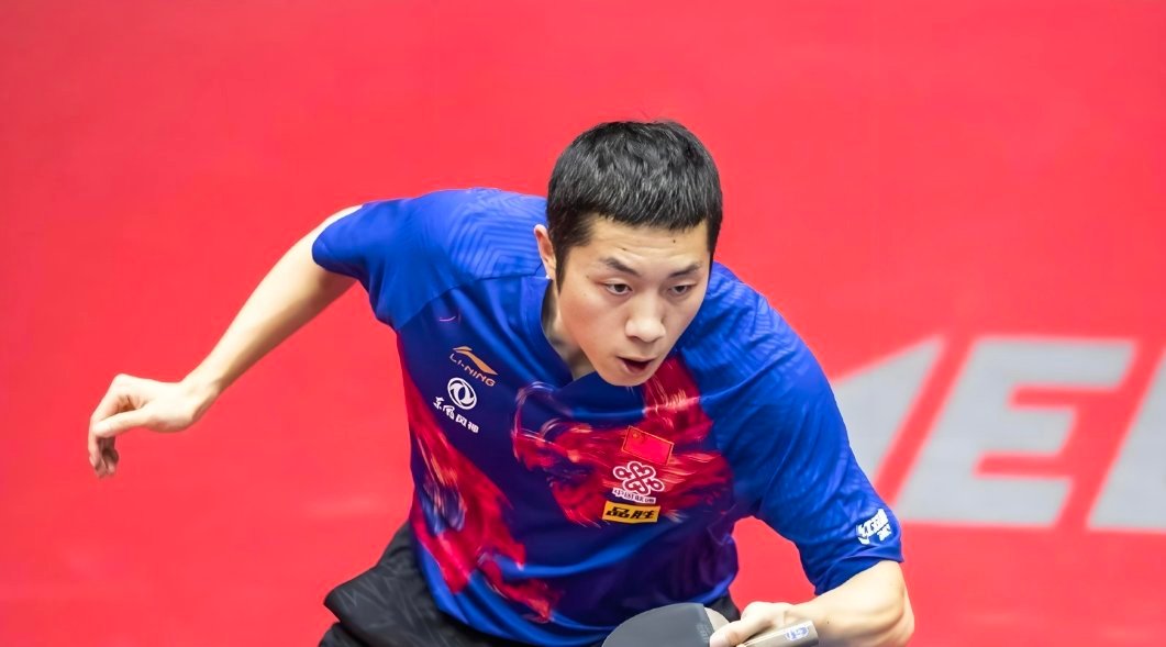 许昕这记经典交叉步极限救球太绝了！作为“人民艺术家”，他再次用教科书级操作刷新认