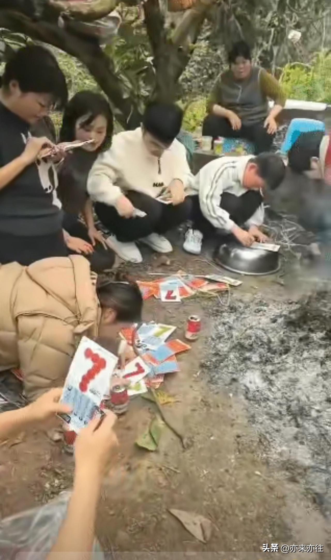 真没想到，世上竟有如此荒诞之事！
从图片中可见，约十多个人聚在先人的坟墓前，一边