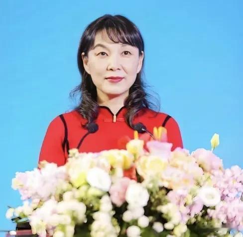 事到如今，网友们才发现原来宗馥莉并不是独生女，甚至这些兄弟姐妹还要和她争夺财产。