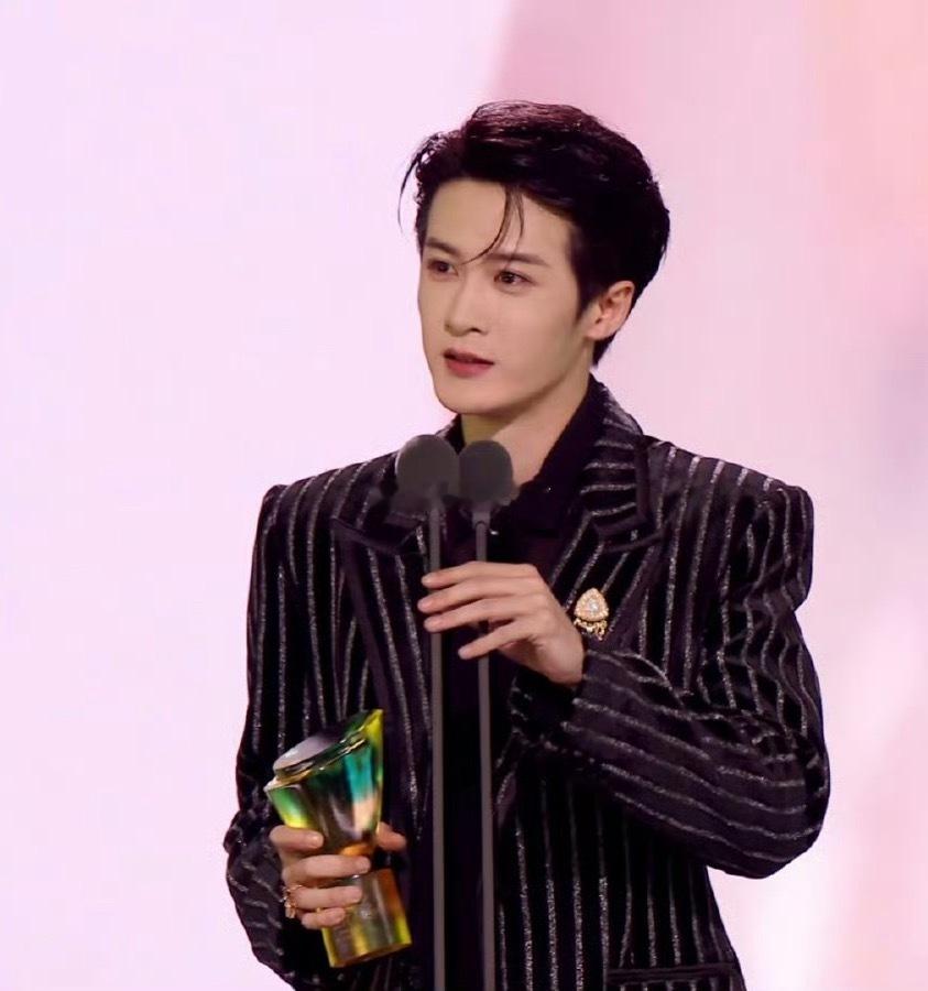 檀健次获得星光大赏年度星光演员！ 檀老师实至名归🥹 